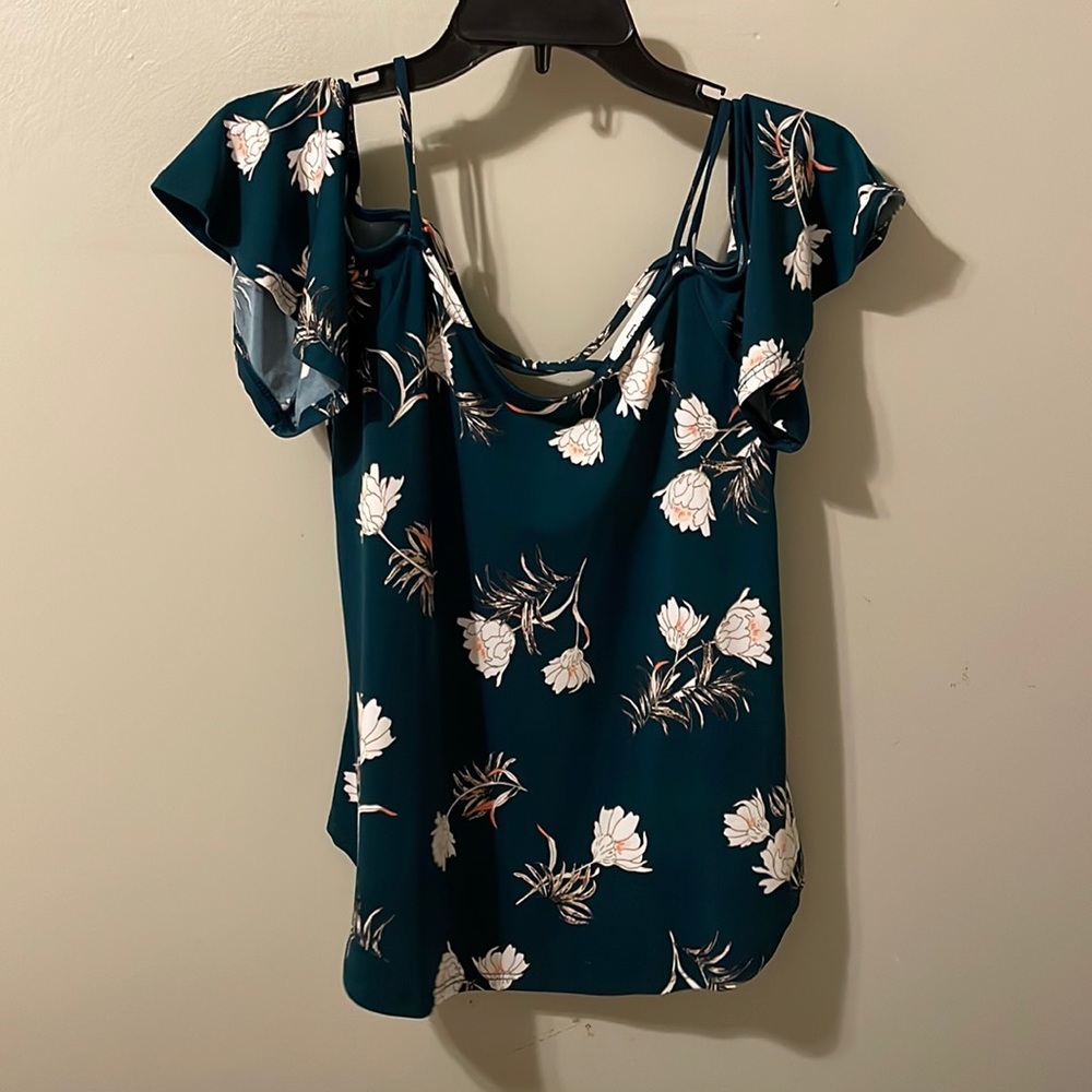 Brand new from stitch fix shirt is too big size XS never worn
